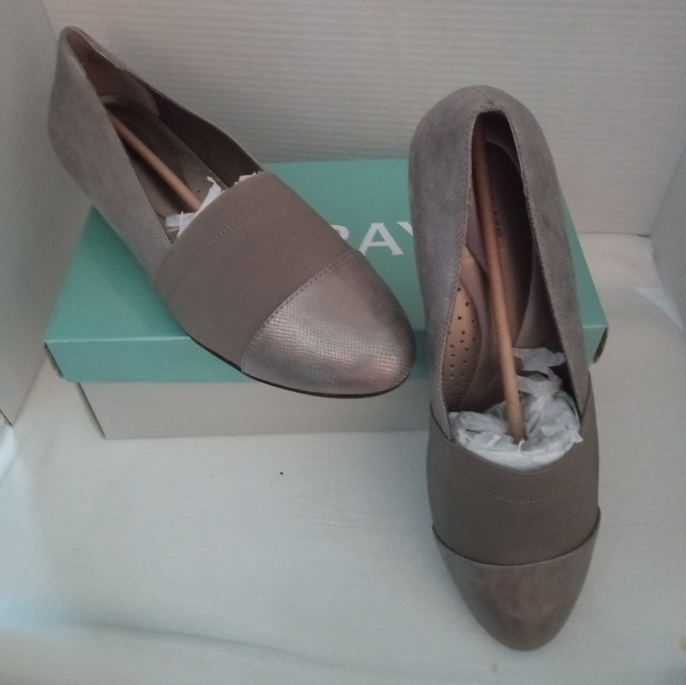 Woman's slip on size 12 shoes - Picture 2 of 8
